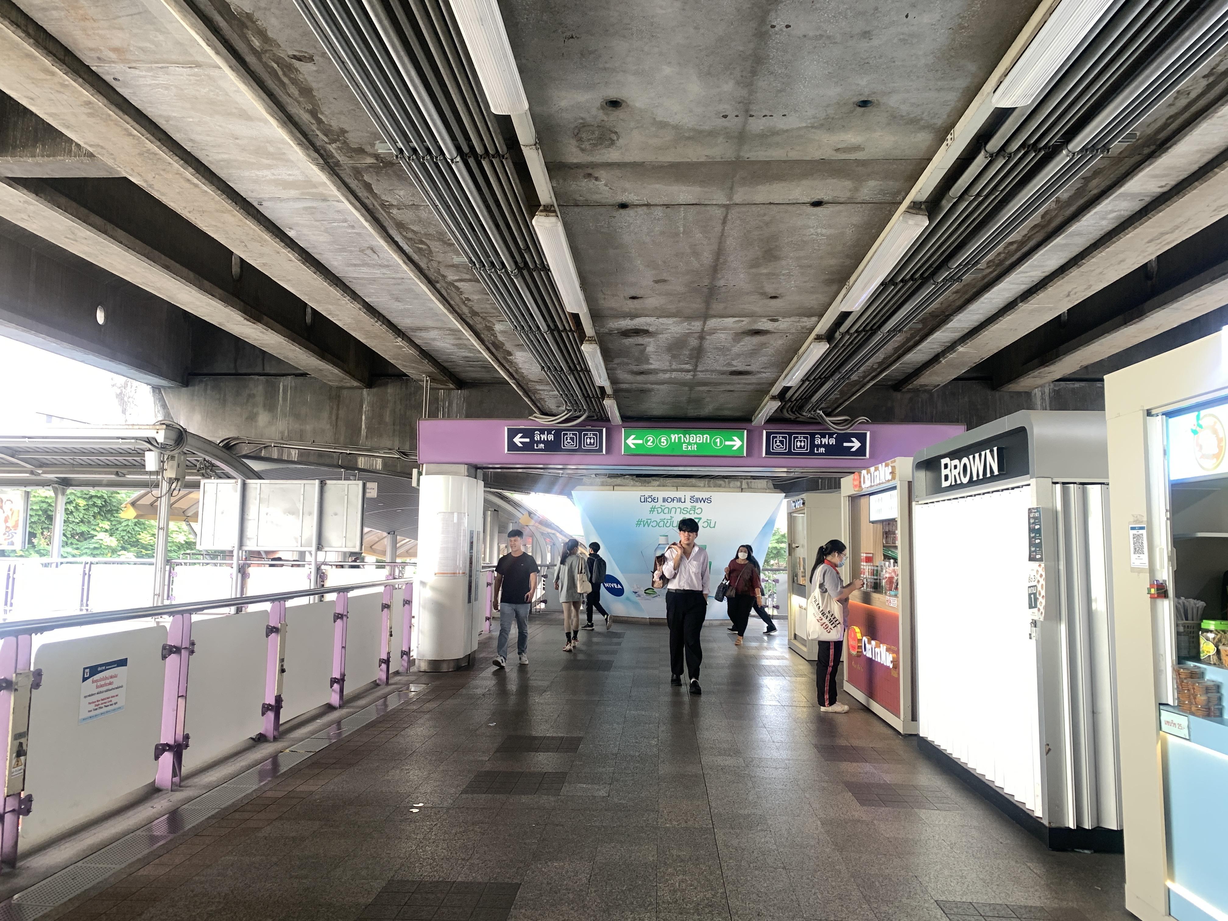 BTS站内指示牌显示5号出口