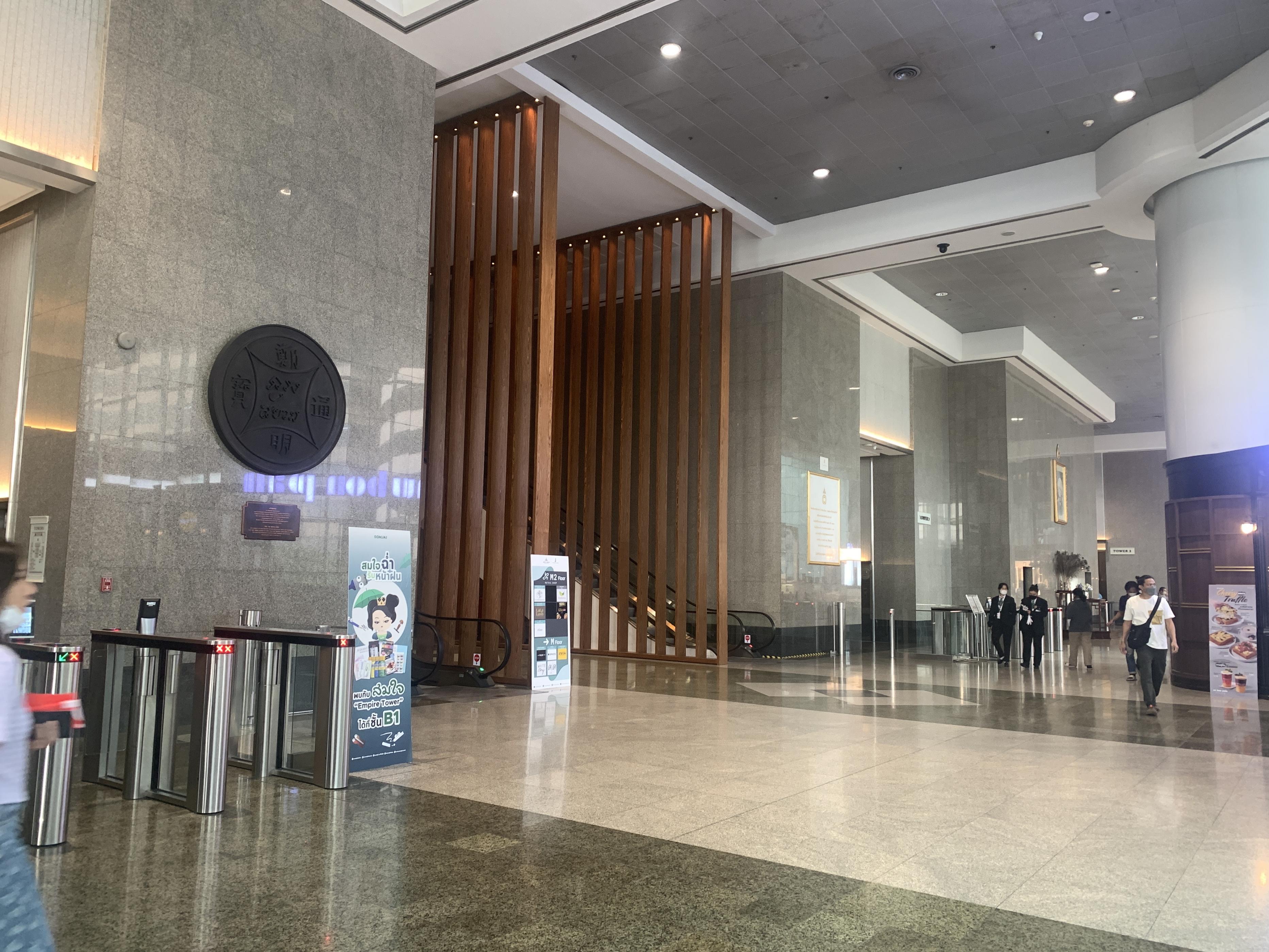 拿到卡后向右走